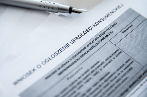 Jak skompletować dokumenty i poprawnie złożyć wniosek o upadłość konsumencką, aby uniknąć odrzucenia przez sąd